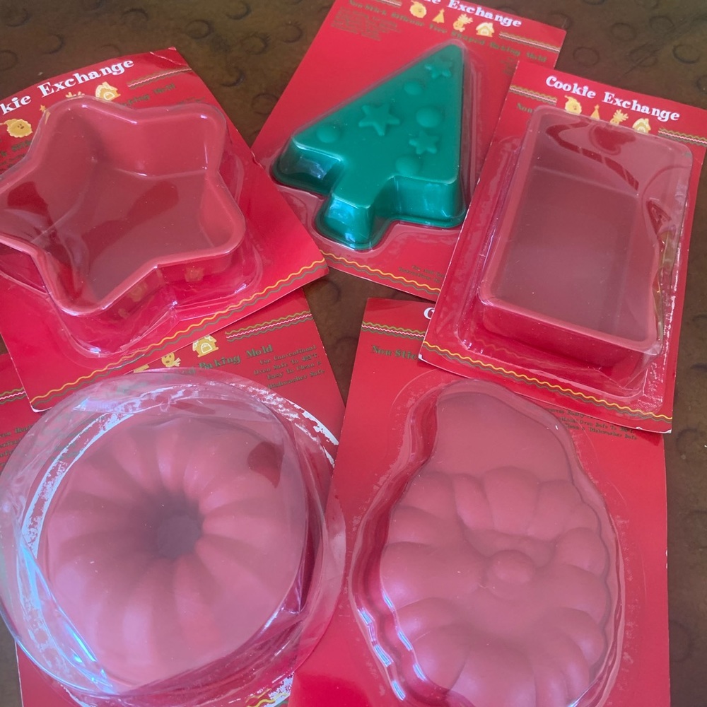Holiday Mini Cake baking silicone Molds Xmas New! Set of 5 mini Bundt